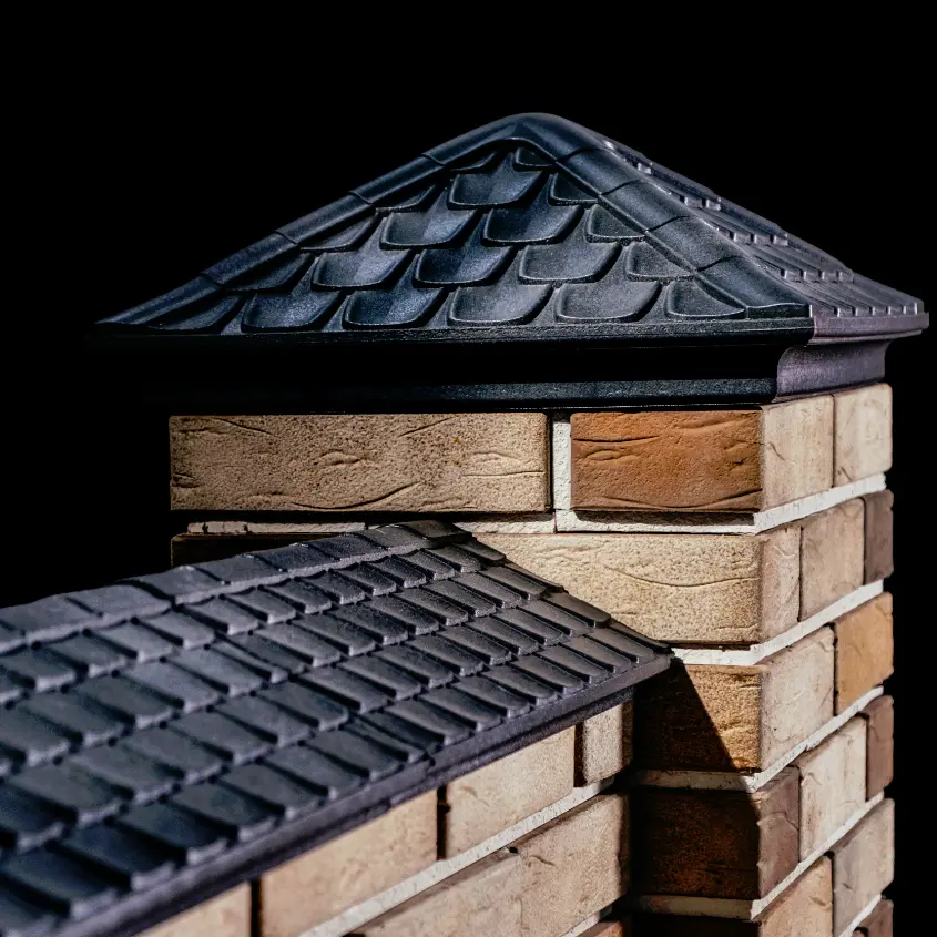 Фото 8 колпаки и парапеты Эльбрус Черный на кирпичном заборе