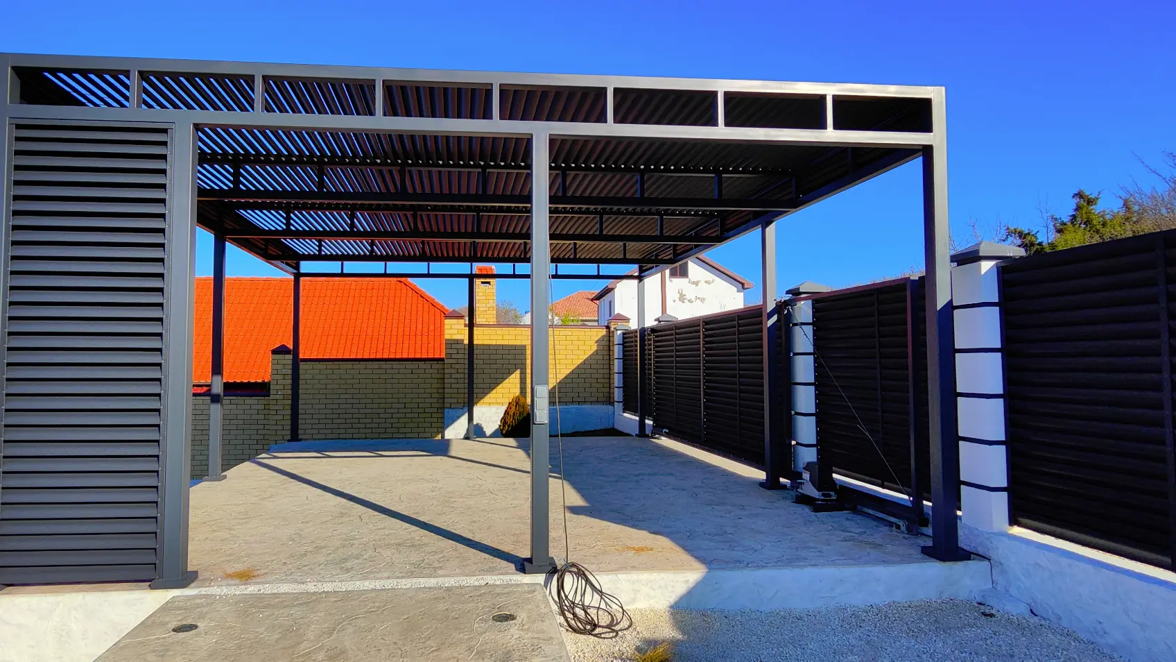 Фото 1 Еврожалюзи 7024-7024 на заборе жалюзи и навесе авто