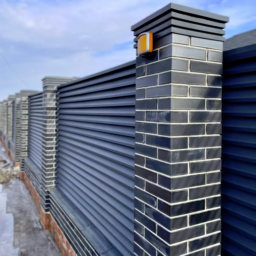 Фото 3 колпак Bona Серый на столбах забора жалюзи ЭКО-Z